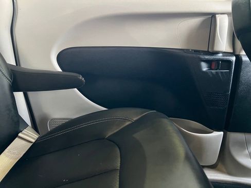 Used 2024 Chrysler Pacifica Select image 21