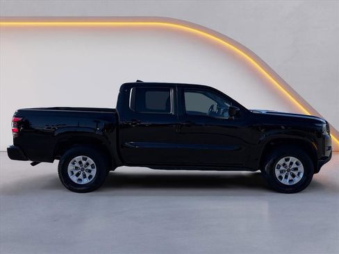 Used 2024 Nissan Frontier SV image 2