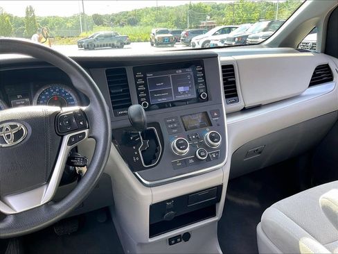 Used 2019 Toyota Sienna L w/ Carpet Mat Package FWD image 16