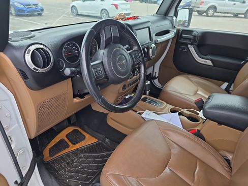 Used 2016 Jeep Wrangler Unlimited Sahara w/ Dual Top Group AWD/4WD image 12