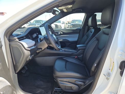 New 2026 Jeep Compass Latitude image 9