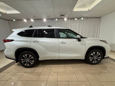 Used 2023 Toyota Highlander XLE AWD/4WD image 6