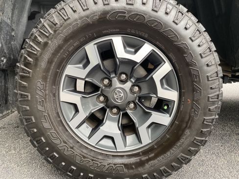 Used 2023 Toyota Tacoma TRD Off-Road w/ TRD Premium Off Road Package AWD/4WD image 44