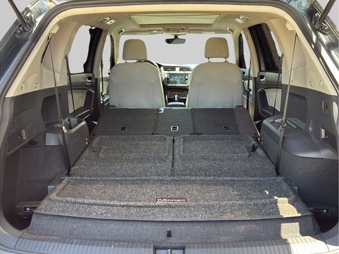 Used 2021 Volkswagen Tiguan SE w/ Panoramic Sunroof Package FWD image 9