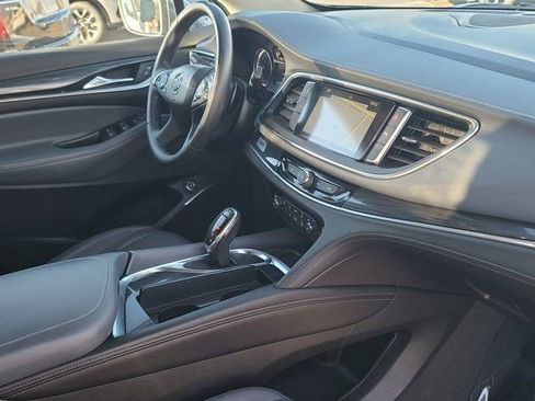 Used 2018 Buick Enclave Essence image 10