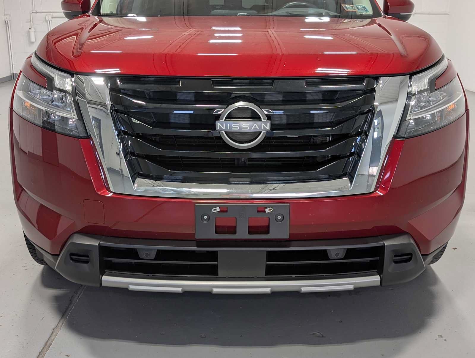Used 2023 Nissan Pathfinder Platinum AWD/4WD image 2