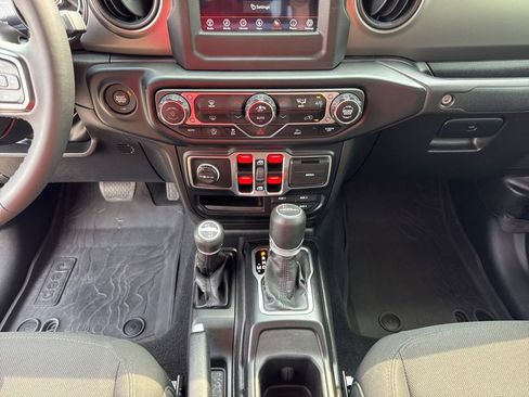 Used 2023 Jeep Gladiator Willys image 40