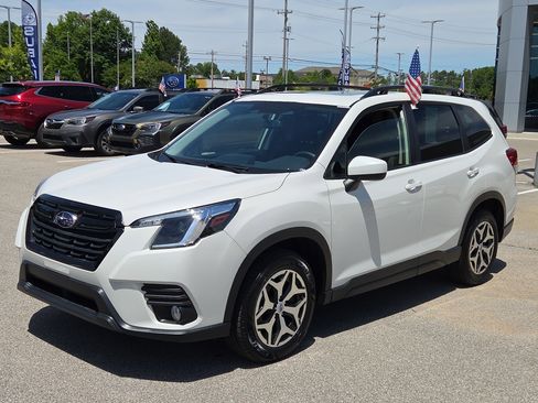 Used 2023 Subaru Forester Premium AWD/4WD image 7