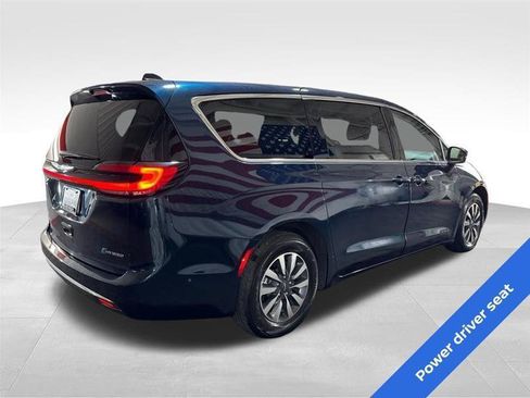Used 2023 Chrysler Pacifica Touring-L w/ Uconnect Theater Family Group FWD image 5