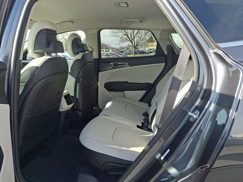 Used 2023 Kia Sportage EX image 10