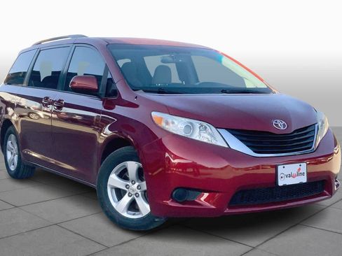 Used 2013 Toyota Sienna LE image 2