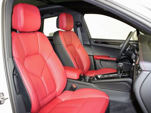 Certified 2025 Porsche Macan image 36