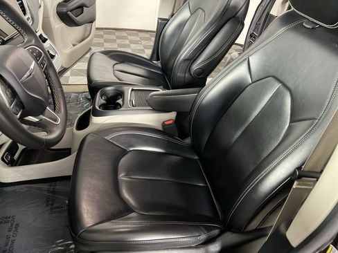 Used 2023 Chrysler Pacifica Touring-L image 19
