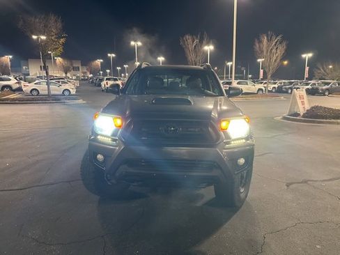 Used 2014 Toyota Tacoma 4x4 Double Cab image 2