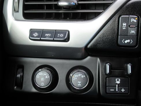 Used 2018 Chevrolet Tahoe Premier AWD/4WD image 25