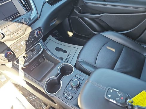 Used 2024 GMC Terrain SLT image 29