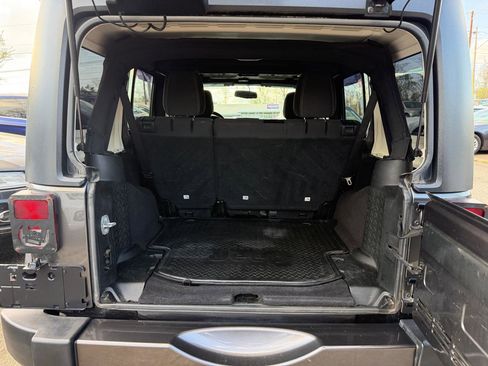 Used 2017 Jeep Wrangler Unlimited Sahara image 28