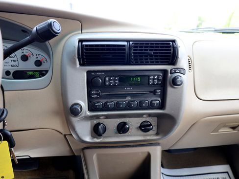 Used 2004 Ford Explorer Sport Trac XLT image 9
