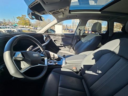 Used 2025 Audi Q5 Premium w/ Convenience Package image 11