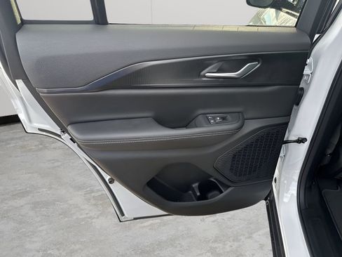 New 2025 Jeep Grand Cherokee Altitude image 17