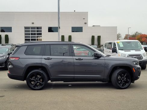 Used 2022 Jeep Grand Cherokee L Laredo image 4