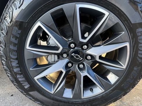 Used 2024 Chevrolet Suburban Z71 w/ Off-Road Capability Package image 10