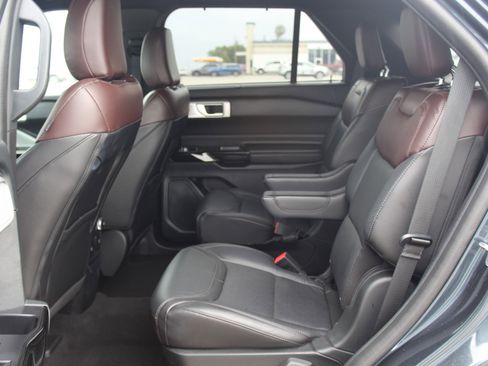 Used 2023 Ford Explorer Platinum w/ Premium Technology Package image 20