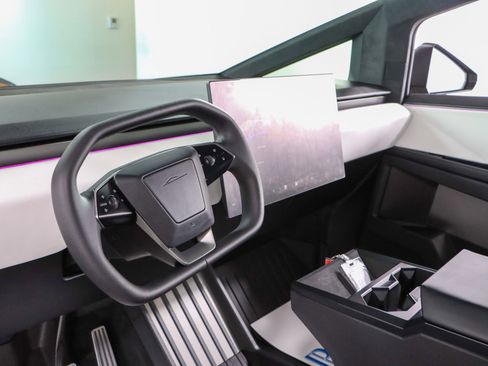 Used 2024 Tesla Cybertruck AWD Crew Cab image 20