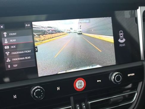 Certified 2025 Porsche Macan image 22