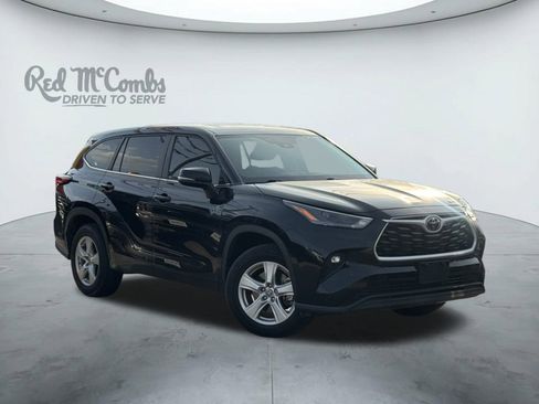 Used 2023 Toyota Highlander LE image 1