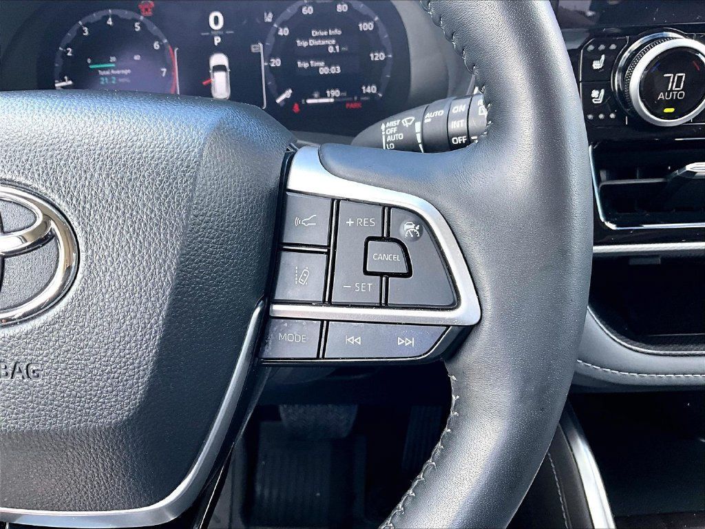 Used 2025 Toyota Highlander Platinum AWD/4WD image 25
