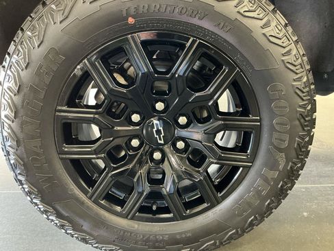 Used 2023 Chevrolet Colorado Trail Boss w/ Technology Package AWD/4WD image 23