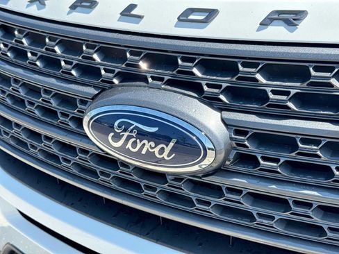 Used 2023 Ford Explorer XLT w/ Equipment Group 202A AWD/4WD image 11