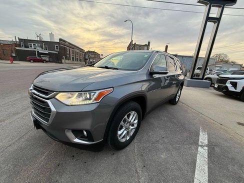 Used 2021 Chevrolet Traverse LT image 2