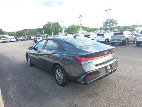 Used 2025 Hyundai Elantra SE FWD image 4
