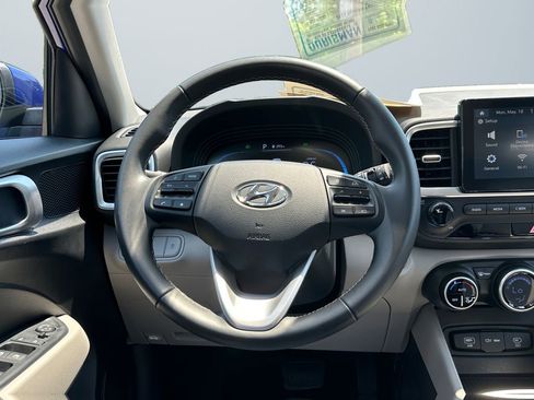 Used 2025 Hyundai Venue SEL FWD image 12
