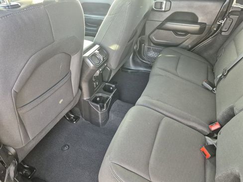 Used 2018 Jeep Wrangler Unlimited Sahara image 13