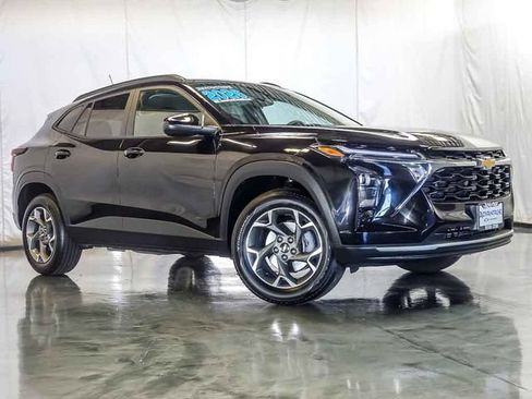 Certified 2026 Chevrolet Trax LT FWD image 2