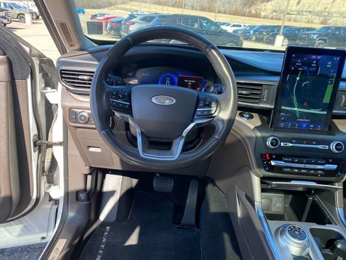 Used 2020 Ford Explorer Platinum w/ Premium Technology Package image 14