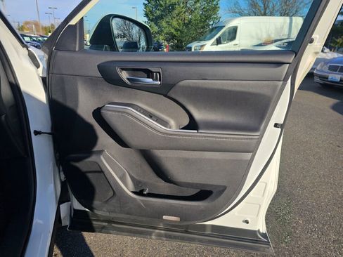 Used 2020 Toyota Highlander XLE image 12