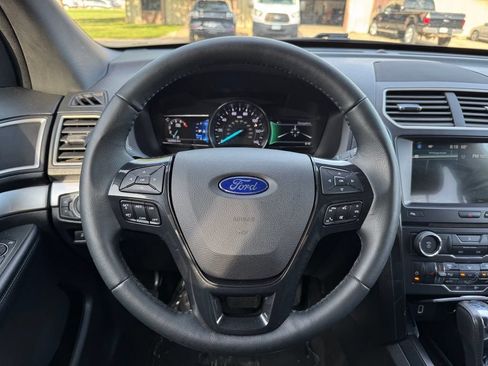 Used 2017 Ford Explorer XLT w/ Equipment Group 202A AWD/4WD image 30