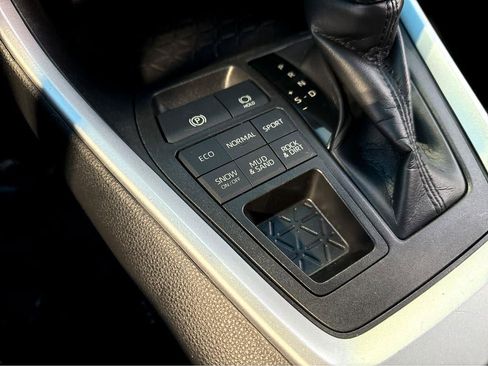 Used 2019 Toyota RAV4 LE w/ Carpet Mat Package AWD/4WD image 39