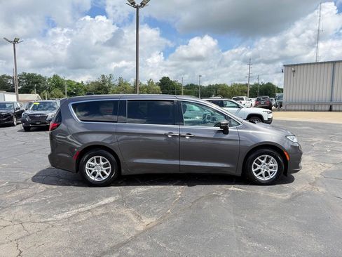 Used 2023 Chrysler Pacifica Touring-L FWD image 8