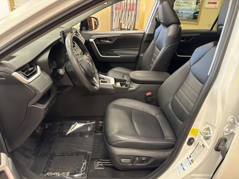 Used 2021 Toyota RAV4 XLE Premium image 7