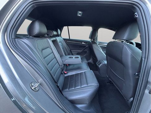 Used 2017 Volkswagen Golf R 4-Door image 40