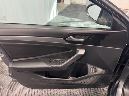 Used 2023 Volkswagen Jetta SE image 8