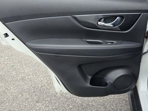 Used 2017 Nissan Rogue SV image 29