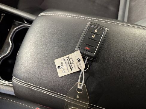 Used 2023 Jeep Grand Cherokee L Laredo image 32