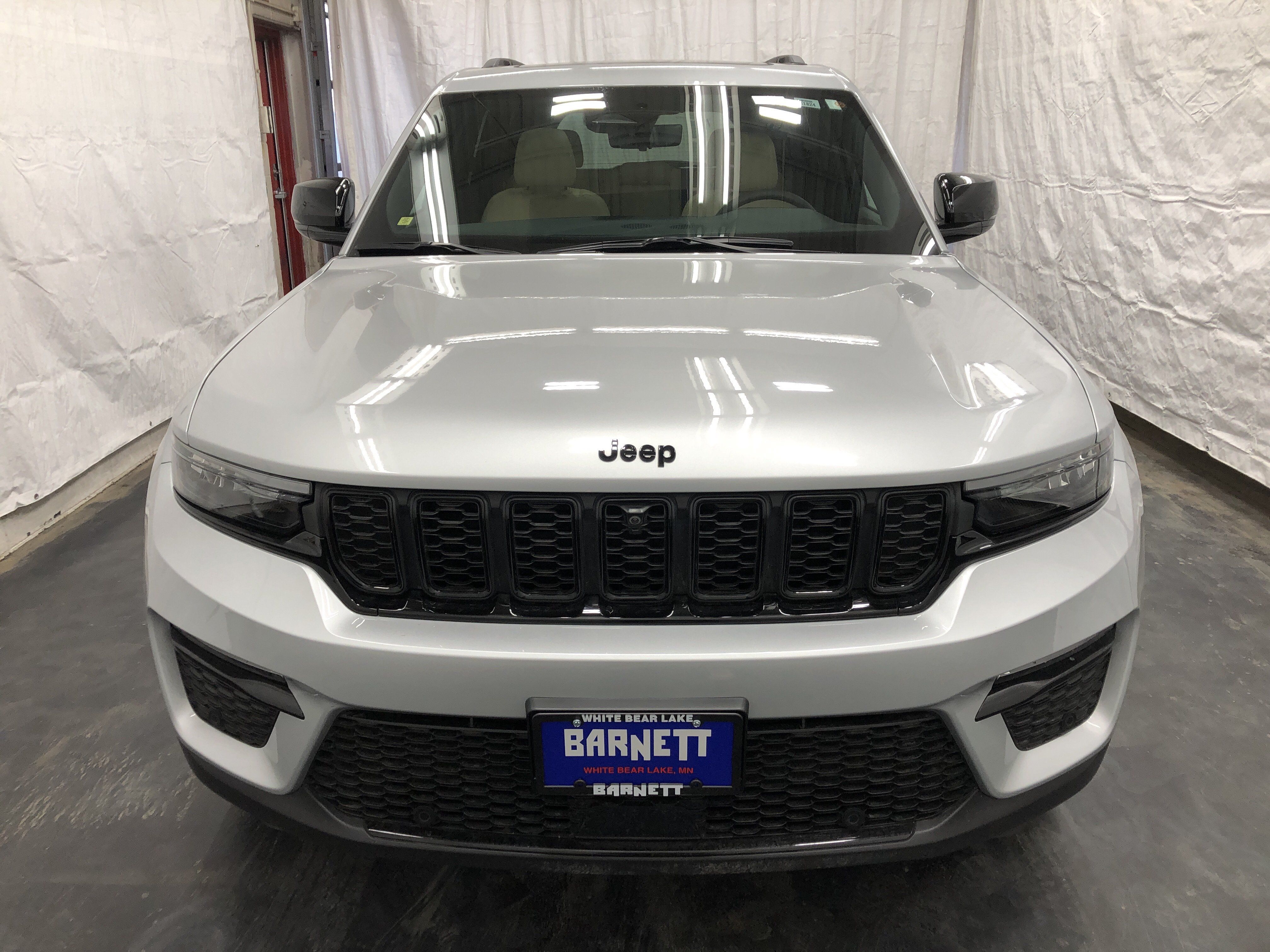 Certified 2024 Jeep Grand Cherokee Limited w/ Luxury Tech Group II AWD/4WD image 7