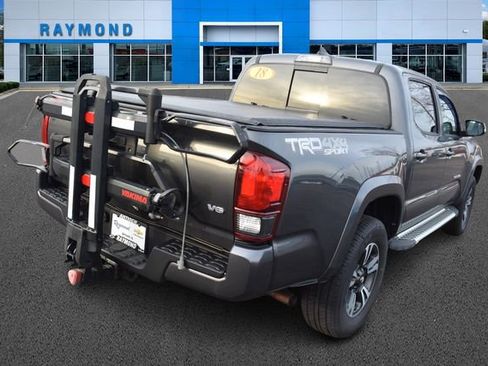 Used 2019 Toyota Tacoma TRD Sport image 3